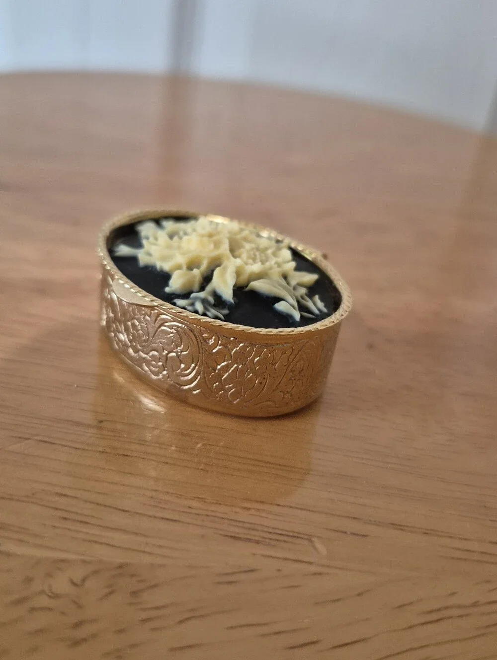 Vintage Mosaic Floral Cameo Pillbox Gold Toned Black And Cream 2